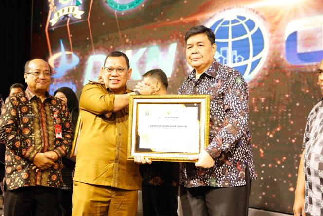 
					Penyerahan Penghargaan dari Pj. Gubernur Banten kepada Direktur Utama Bank Banten
