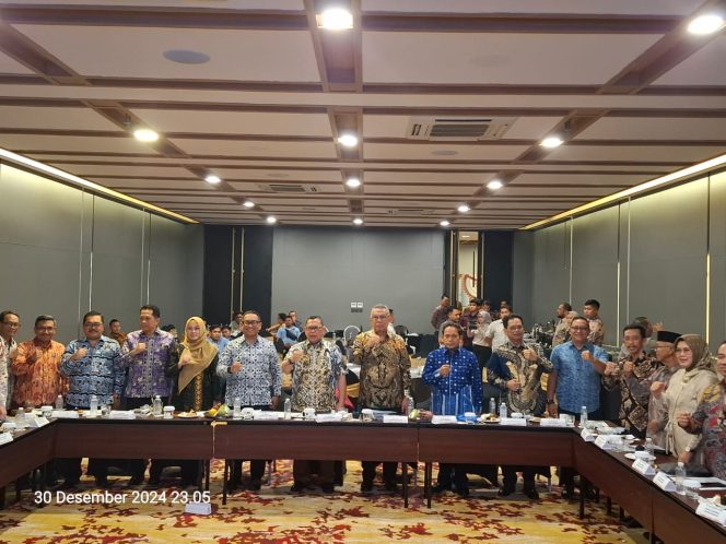 
					Pj Gubernur A Damenta usai memimpin Rapat Evaluasi Pelaksanaan Anggaran Tahun 2024, Sinergi Pengelolaan Keuangan Daerah Tahun 2025 dan Perkuatan PT Bank Pembangunan Daerah Banten (Perseroda) Tbk, di Hotel Aston Jl Syech Nawawi Al Bantani, Kota Serang, Senin malam, 20 Desember 2024 ( foto : dok)