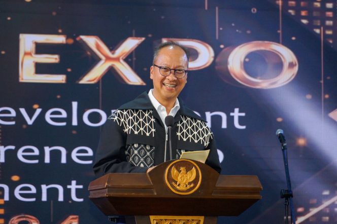 
					Menteri Perindustrian Agus Gumiwang Kartasasmita