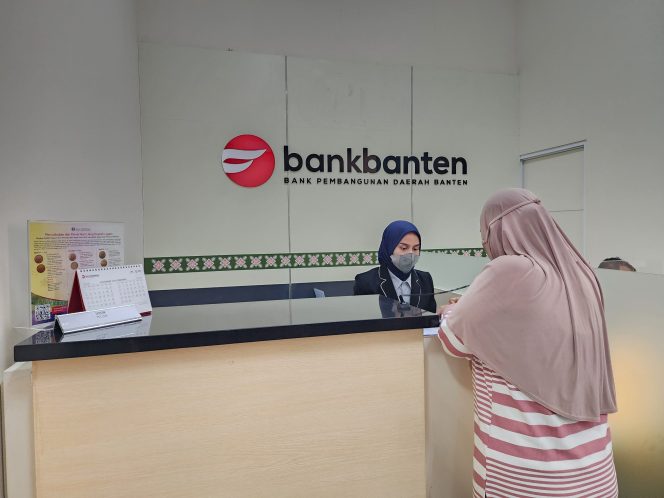 
					Suasana Pelayanan Nasabah di Counter Teller Bank Banten ( foto : dok )