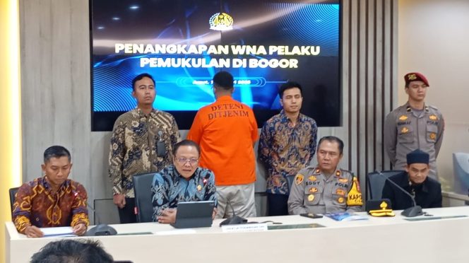 
					Direktur Pengawasan dan Penindakan Keimigrasian Yuldi Yusman saat jumpa pers bersama pelaku pemukulan marbot masjid di Bogor ( foto : INAnews)