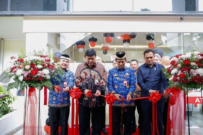 
					Seremonial Peresmian saat  Pengguntingan Pita di KCP Puspemkab Kabupaten Tangerang (Foto : dok)