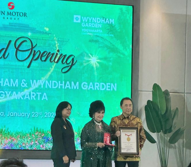 
					Direktur Utama PT. Wahana Prima Kusuma, Hartono Sundoro Hosea (ketiga dari kiri) saat menerima penghargaan Rekor MURI (foto : INAnews)