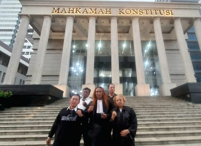 
					Ali Candi bersama kuasa hukum Moh. Irfan Khoiri sebagai pemohon sengketa pilkada Gresik yang mewakili Kotak Kosong melawan pemenang Pilkada Gresik tahun 2024 pasangan Fandi Akhmad dan dr Asluchul Alif (foto : INAnews)