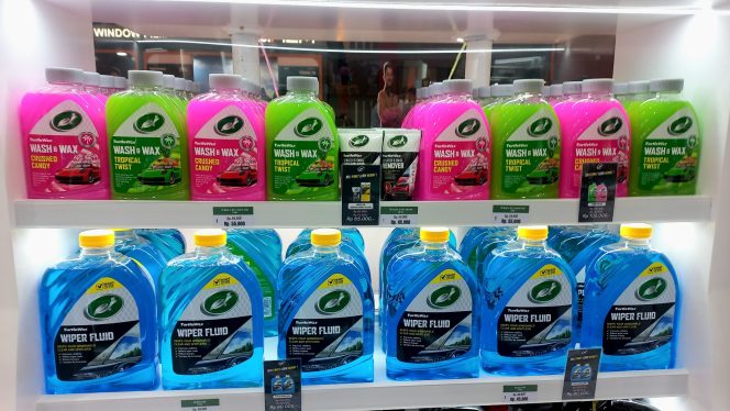 
					Turtle Wax Wash & Wax aroma Crushed Candy and Tropical Twist. Perpaduan pembersih dan perlindungan dengan aroma sensasional ( foto : INAnews)
