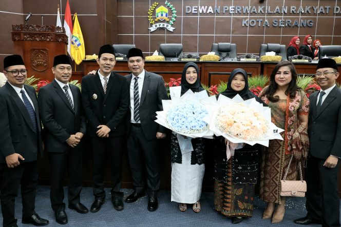 
					Direktur Bsnis Bank Banten Bambang Widyatmoko, Kepala Divisi Bank Banten, dan Kepala Bank Banten Kantor Cabang Serang M. Nofrianto, saat menghadiri Serah terima jabatan (Sertijab) serta penyampaian Pidato perdana Walikota dan Wakil Walikota terpilih Kota Serang masa jabatan 2025-2030, di Gedung DPRD Kota Serang, Jalan Syech Nawawi Al Bantani, Banjar Agung, Cipocok Jaya, Kota Serang, Sabtu (1/3/2025). (Foto: Pemkot Serang).