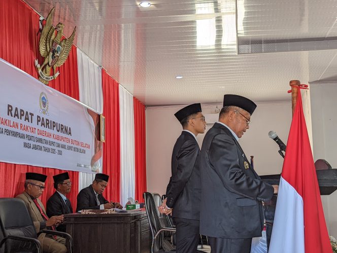 
					Bupati dan Wakil Bupati Kabupaten Buton Selatan di Gedung DPRD Buton Selatan