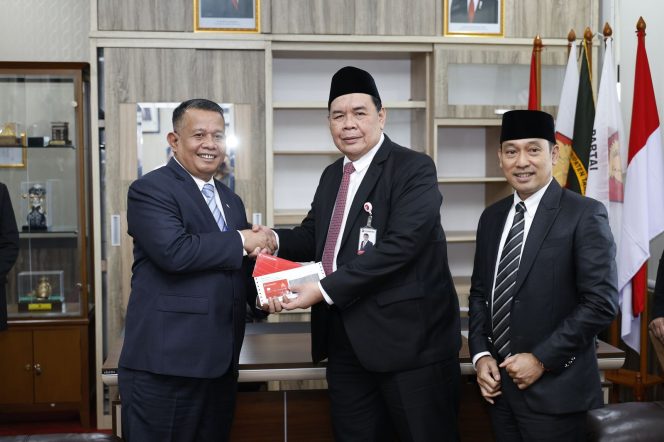 
					Simbolis Penyerahan Buku Tabungan Oleh Direktur Utama Muhammad Busthami kepada Wamen 
UMKM Helvi Y. Moraza yang di damping oleh Direktur Bisnis Bambang Widyatmoko (foto : Bank Banten)