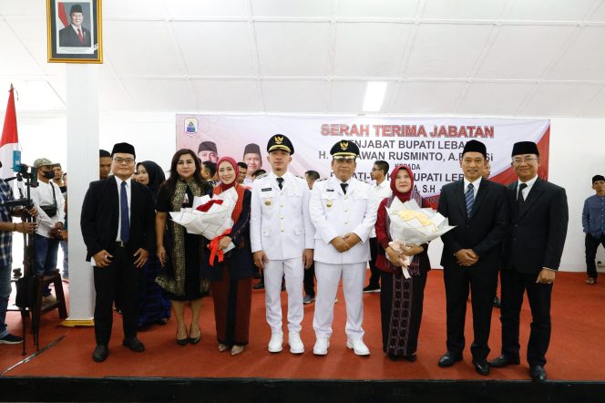 
					Direksi dan Manajemen Bank Banten bersama Bupati dan Wakil Bupati Lebak pasangan saat Sertijab ( foto : dok)