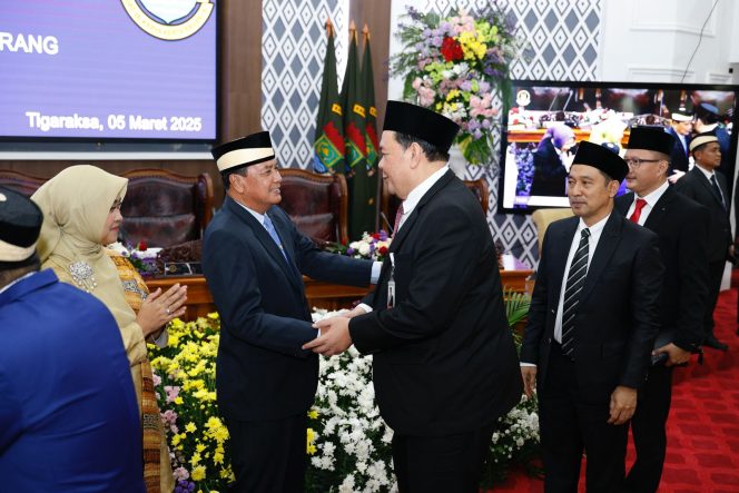 
					Direksi Bank Banten saat memberikan ucapan selamat kepada Bupati dan Wakil Bupati Kabupaten Tangerang
, Maesyal Rasyid dan Intan Nurul Hikmah ( foto: dok)
