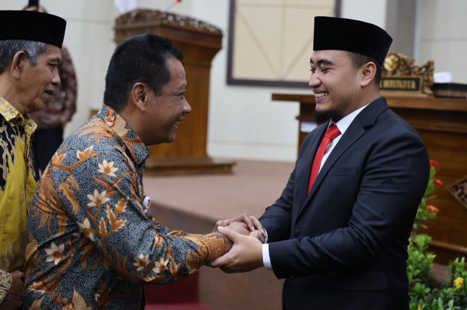 
					Direktur Operasional Bank Banten, Rodi Judo Dahono Saat Memberikan Selamat Kepada Walikota 
Cilegon Robinsar ( foto : dok )