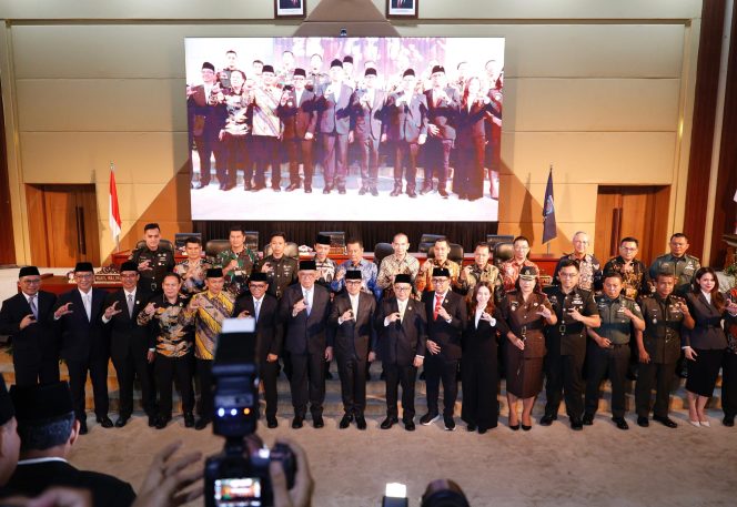 
					Direksi Bank Banten Foto Bersama usai Sertijab Walikota dan Wakil Walikota Tangerang Selatan ( foto : dok )