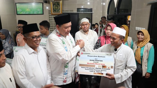 
					Direktur Utama Bank Banten Muhammad Busthami saat menyerahkan bantuan kepada 
 pengurus Musala Nurul Iman, Kota Tangerang dengan disaksikan Gubernur Banten pada Safari Ramadan Kota 
Tangerang hari Rabu tanggal 12 Maret 2025 ( foto : dok )