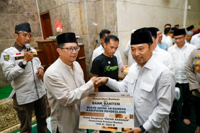 
					Direktur Bisnis Bank Banten Bambang Widyatmoko saat menyerahkan bantuan kepada pengurus Masjid Agung Ar-Rahman Kabupaten Pandeglang dengan disaksikan Wakil Gubernur Banten dan Pj. 
SEKDA Provinsi Banten pada Safari Ramadan Kabupaten Pandeglang hari Rabu tanggal 12 Maret 2025 ( foto: dok)