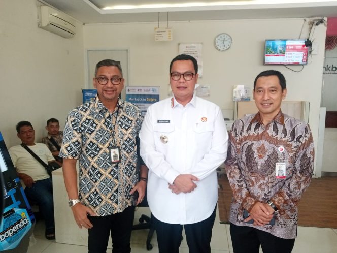 
					Walikota Serang H. Budi Rustandi di Kantor Cabang Bank Banten, Jl. Jenderal Ahmad Yani, Sumur Pecung, Kecamatan Serang, Kota Serang ( foto : dok )