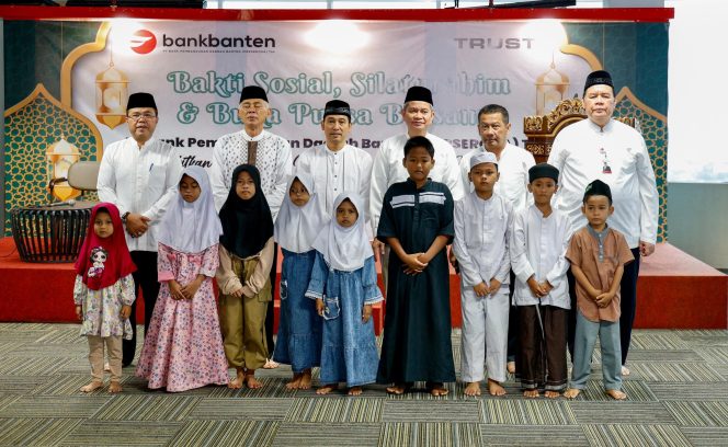 
					Dewan Komisaris dan Direksi Bank Banten Saat Menyerahkan Banten / Santunan kepada Yatim Dhuafa ( foto : dok )