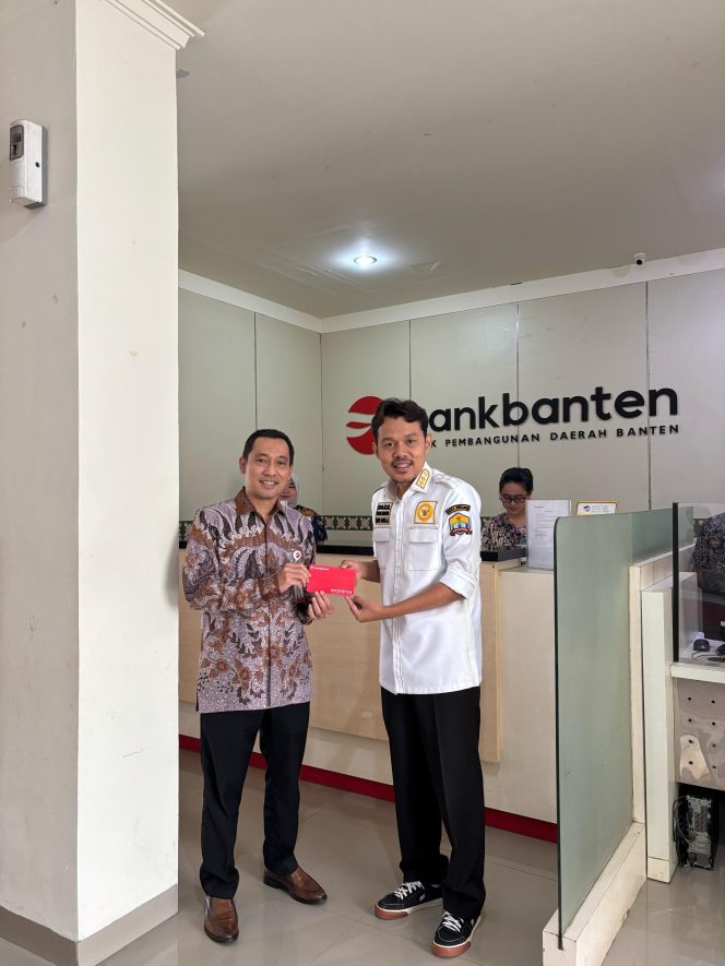 
					Direktur Bisnis Bank Banten Bambang Widyatmoko (kiri) bersama Wakil Wali Kota Serang Nur Agis Aulia (kanan) saat pembukaan Rekening di Bank Banten KCP Palima Kota Serang (27/03) ( foto : dok)