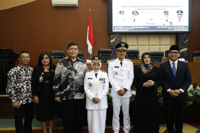 
					Direktur Utama Bank Banten, Muhammad Busthami, bersama jajaran pimpinan, menghadiri serah terima jabatan (sertijab) Bupati dan Wakil Bupati Pandeglang, Raden Dewi Setiani dan Iing Andri Supriadi, di DPRD Pandeglang, Selasa 4 Maret 2025.