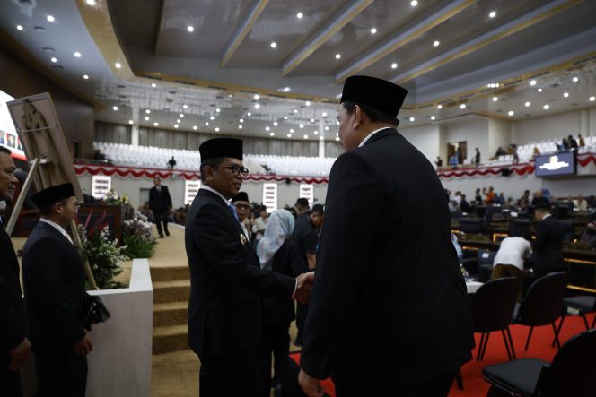 
					Direksi Bank Banten saat memberikan ucapan selamat kepada Gubernur Banten Andra Soni (foto : dok)