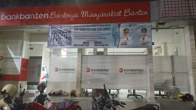 
					Pemasangan Spanduk di Bank Banten KCK Serang ( foto : dok)