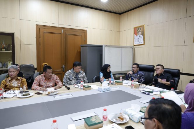 
					Rapat yang berlangsung di Ruang Komisi III DPRD Provinsi Banten Kamis 24 April 2025, dipimpin langsung oleh Ketua Komisi III, Iwan Rahayu, didampingi oleh Wakil Ketua Komisi III, H. Dede Rohana Putra, serta anggota Komisi III. Turut hadir pula Pj. Sekretaris Daerah Provinsi Banten Nana Supiana dan OPD Provinsi Banten ( foto : dok)
