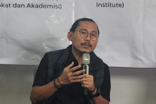 
					Foto: Ketua Perhimpunan Bantuan Hukum dan Hak Asasi Manusia Indonesia (PBHI) Julius Ibrani saat menjadi narasumber dalam acara diskusi bertemakan “RUU KUHAP dan RUU Polri, Menguji Arah Reformasi Hukum Pidana dalam Demokrasi Konstitusional”, Selasa (20/5/2025), di Hotel 88 Fatwati, Jakarta Selatan, dok. Sonny