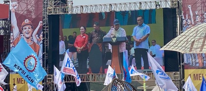 
					Foto: Presiden Prabowo Subianto bersama tiga pimpinan konfederasi buruh di May Day 2025