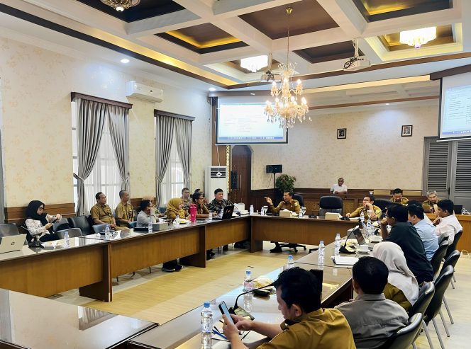 
					Suasana rapat koordinasi teknis penyelenggaraan Program Sekolah Gratis yang digelar di Gedung Negara Provinsi Banten pada Selasa (6/5/2025) ( foto : dok )
