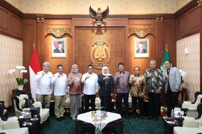 
					Pertemuan ini juga dihadiri oleh jajaran direksi kedua bank. Bank Banten diwakili oleh Direktur Operasional, Rodi Judo Dahono, dan Direktur Kepatuhan, Eko Virgianto. Sementara dari Bank Jatim hadir Direktur Utama, Winardi Legowo, serta Direktur Keuangan, Treasury & Global Services, RM Wahyu Kusumo Wisnubroto, beserta para pejabat eksekutif ( foto : dok )