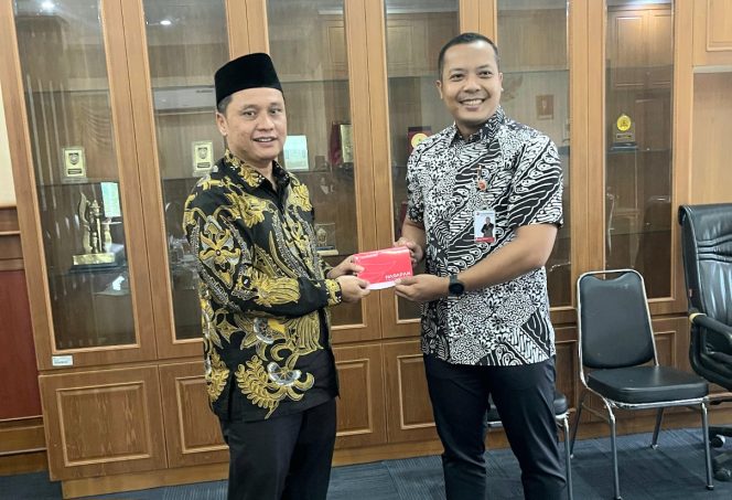 
					Kepala Cabang Bank Banten Pandeglang, Trio Adit Pamungkas, melakukan kunjungan silaturahmi dan audiensi dengan Ketua DPRD Kabupaten Pandeglang, H. TB. A. Khatibul Umam, M.Pd, pada Kamis, 22 Mei 2025 ( foto : dok )