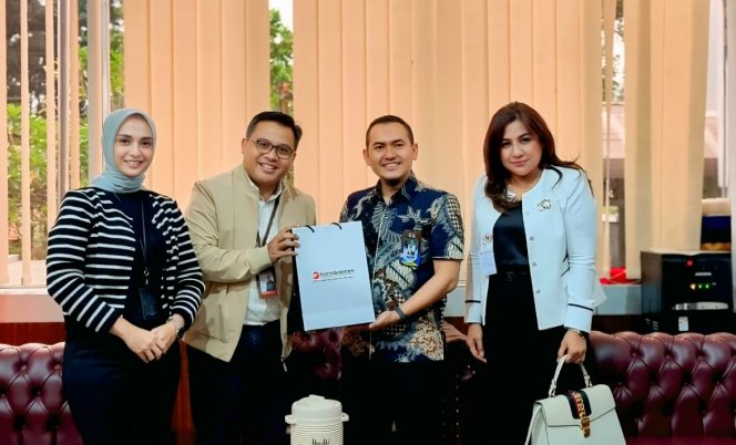 
					Bank Banten diwakili oleh I Gusti Ayu Nyoman Rai selaku Kepala Divisi Dana & Jasa serta Eman Yuniantoro selaku Kepala Cabang Bank Banten Tangerang Selatan ( foto : dok )