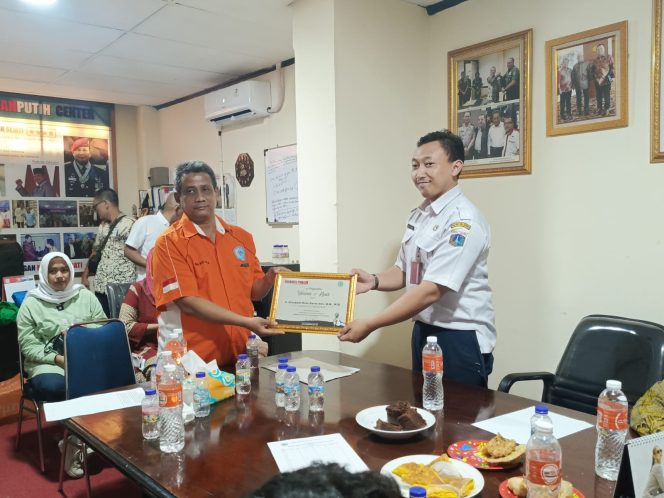 
					Ketua Umum LPMAK Imam Nurcahya (Kiri) Memberikan Ucapan Terima Kasih Kepada Kepala Dinas PPKUMKM Provinsi DKI Jakarta Yang Mewakili (Kanan) ( foto : dok )