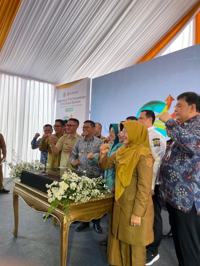 
					Foto: Gubernur Banten Andra Soni (tengah berbatik biru) bersama sejumlah pejabat Bank Banten di HUT ke-9 dan Peresmian Grha Bank Banten