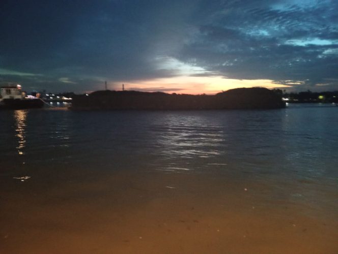 
					Tongkang batu bara yang diduga berada di Jetty Letter S ( foto : sumber INANEWS)