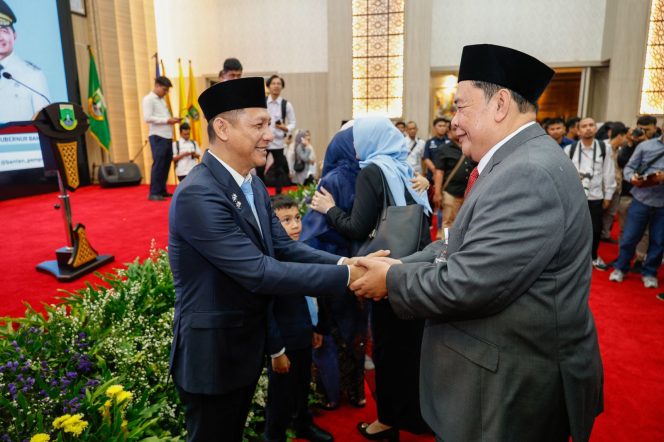 
					Komisaris Utama Hoiruddin Hasibuan saat memberi selamat kepada Sekda Pemprov Banten Deden Apriandhi Hartawan, Rabu 9 Juli 2025 ( foto ; dok )