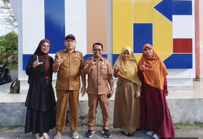 
					Relawan Literasi Buton, Dian (kiri) melakukan foto bersama dengan pejabat Dinas Kearsipan dan Perpustakaan Daerah Kabupaten Buton