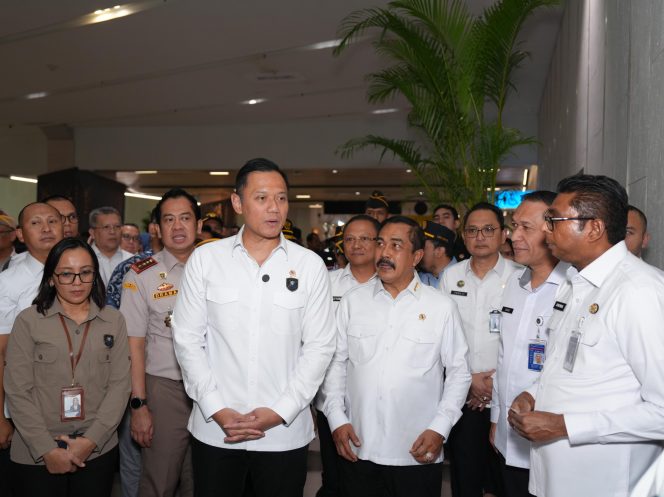 
					Peluncuran uji coba dilakukan di Bandara Internasional Soekarno-Hatta, Tangerang, dan dihadiri oleh Menteri Imigrasi dan Pemasyarakatan, Agus Andrianto, serta Menteri Koordinator Bidang Infrastruktur dan Pembangunan Kewilayahan, Agus Harimurti Yudhoyono (AHY) ( foto : dok)
