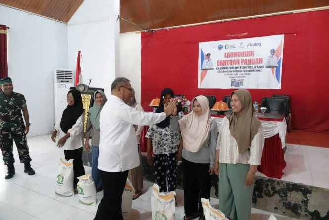 
					Penyerahan Simbolis Bantuan Pangan Oleh Bupati Buton Selatan Kepada Warga