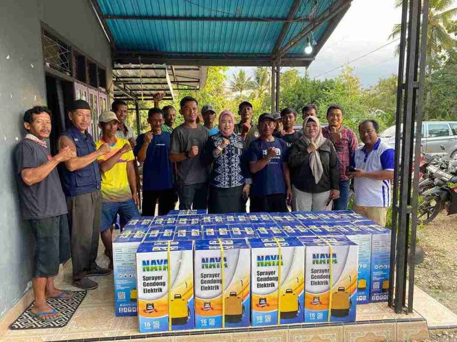 
					Anggota DPRD Provinsi Sulawesi Tenggara, Hj. Nurponirah bersama petani Amonggedo saat penyaluran bantuan 195 unit handsprayer 