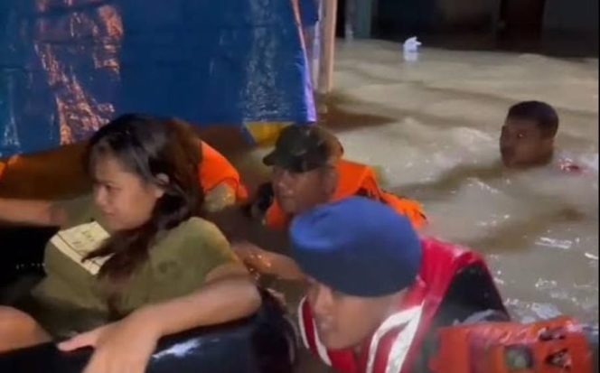 
					Polisi dan TNI membantu mengevakuasi ibu hamil yang hendak melahirkan di tengah banjir Kebon Pala, Jaktim. (Foto: dok)
