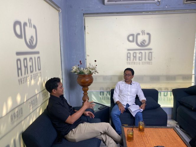 
					Foto: Sekjen Yayasan Lembaga Konsumen Indonesia (YLKI), Rio Priambodo bersama Pemred INAnews, Helmi Romdhoni