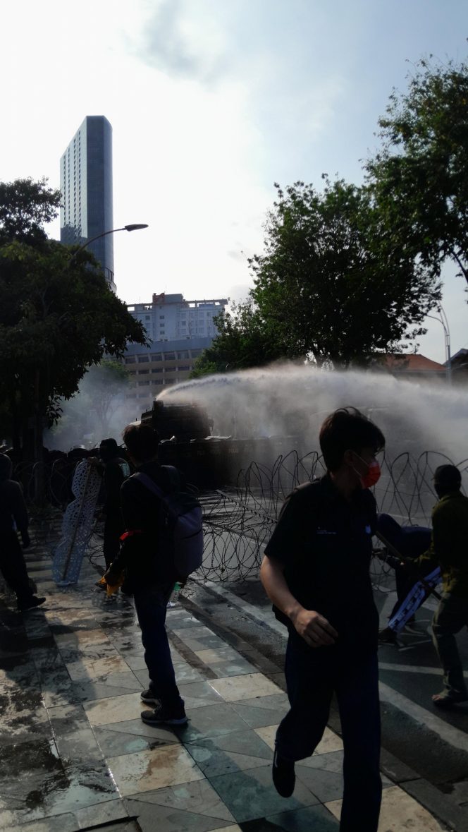 
					Foto: massa aksi di Surabaya, dok. akun X @barengwarga