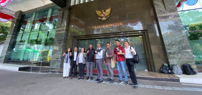 
					Ket. foto (kanan-kiri): Saut Pangaribuan (Penanggung Jawab Tim Hukum), Marjan Tusang (Ketua DPC FPE KSBSI Mimika/putih), Makmeser Kafiar (Ketua PK FPE KSBSI PT Freeport Indonesia/seragam)