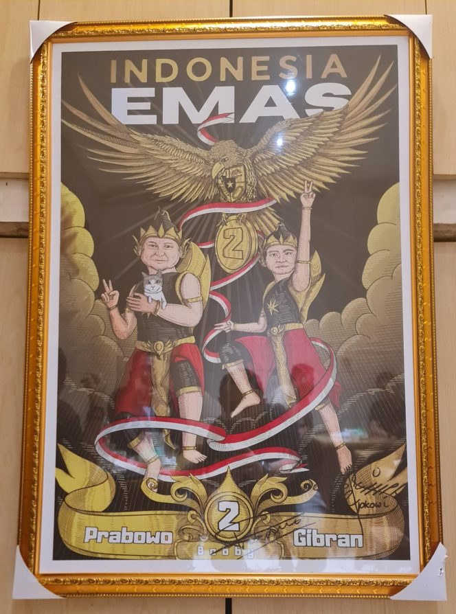 
					Lukisan ini telah ditandatangani langsung oleh Prabowo sendiri saat kampanye terakhir di Lapangan KONI Sario, Manado, pada 5 Januari 2024 ( foto : INAnews)