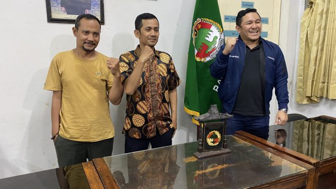 
					Foto: Sekum INKOPPAS Andrian Lame Muhar (berjaket)-Ketua KOPPAS Rawamangun, Kasih Mulyadi