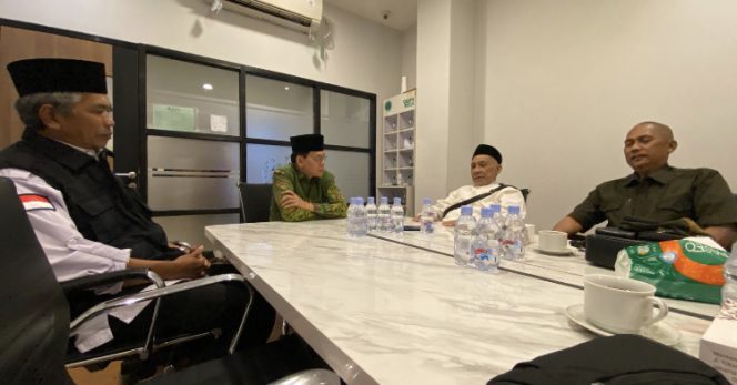 
					Foto: Beni (dua dari kanan) bertemu Sekjen MUI Pusat Amirsyah Tambunan, didampingi Masruhi alias Frenki dan Baharuddin 