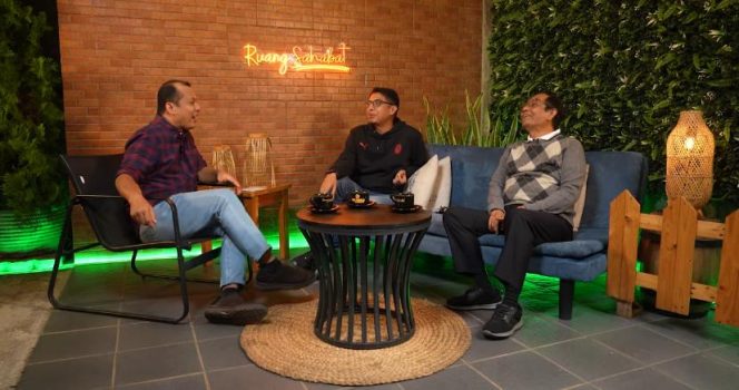 
					Foto: Prof. Zainal Arifin Mochtar (tengah)-Mahfud MD (kanan)/tangkapan layar