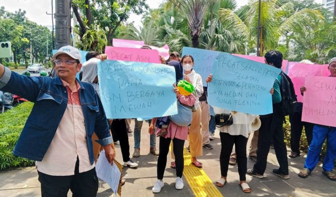 
					Masyarakat Jakarta Geruduk Balai Kota dan Kantor Lurah Petojo Selatan, 'Minta Seklur Dipecat ( foto : INAnews)
