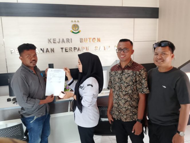 Aliansi Pemuda Mahasiswa dan Masyarakat Kepulauan Buton (APMM KEPTON) saat menyerahkan laporan aduan kepada petugas Pelayanan Terpadu Satu Pintu (PTSP) di Kejaksaan Negeri Buton