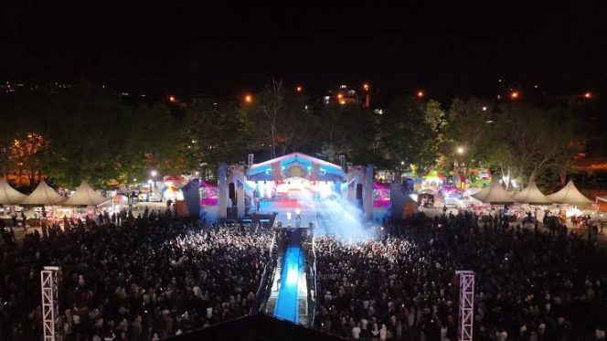 Suasana konser perayaan Hari Ulang Tahun (HUT) ke-484 Kota Baubau dan HUT ke-24 Baubau sebagai daerah otonom di pelataran Kotamara, Kecamatan Batupoaro, Selasa malam (14/10/2025). Acara ini menghadirkan sejumlah penampil lokal dan artis ternama. (Foto: Dok. Muhammad Yunan)